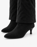 Francesca black boots, close-up of the wide folded cuffs and heels.